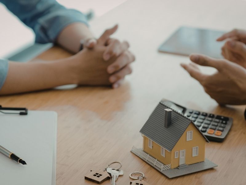 Immobilienberatung im persönlichen Gespräch, professionelle Beratung zu Kauf und Verkauf von Immobilien, fundierte Marktkenntnis und individuelle Lösungen.